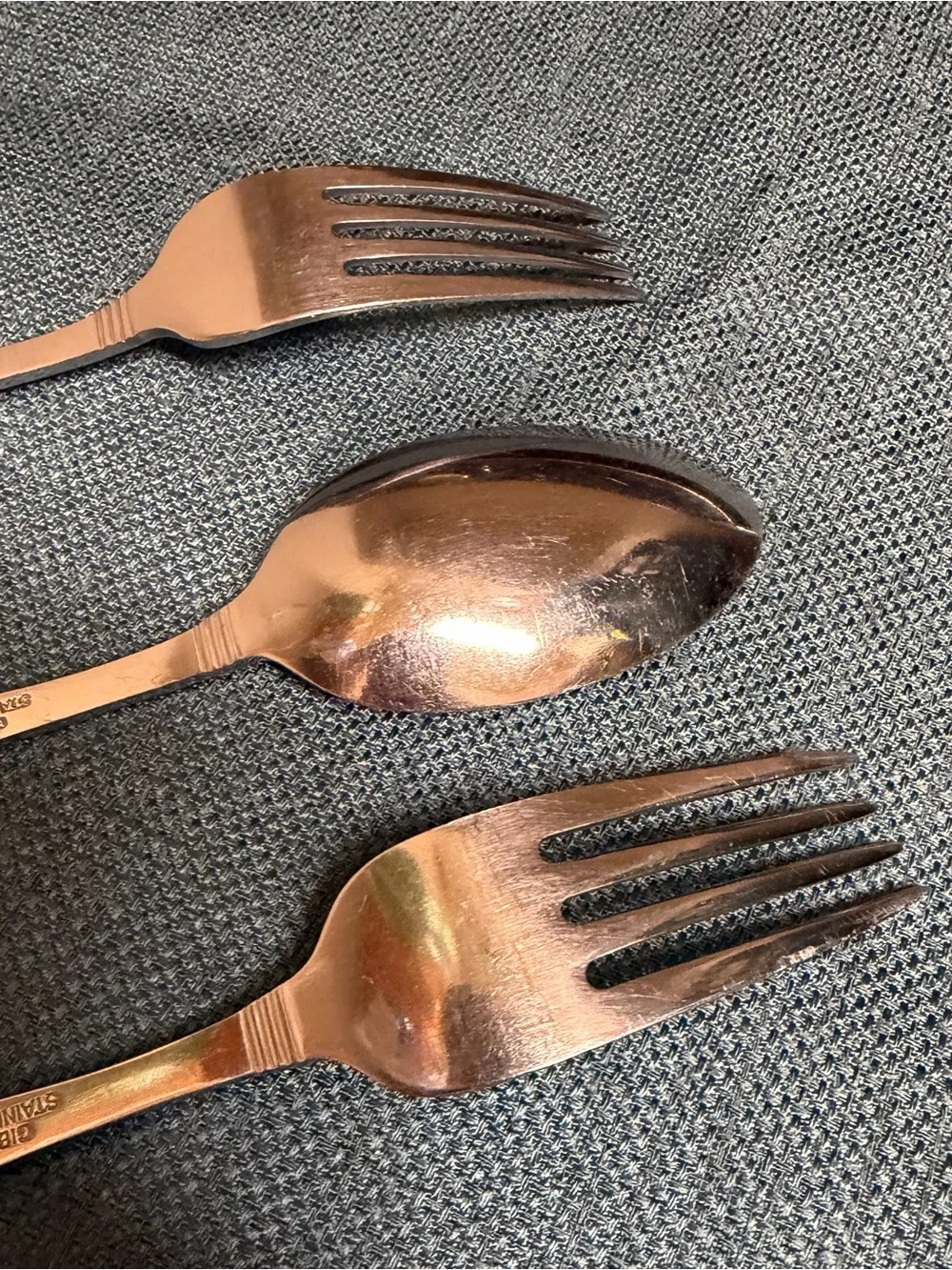 Gibson Fairford Stainless 2 Forks 1 Spoon Glossy, Lattice Handle, Flat Tip